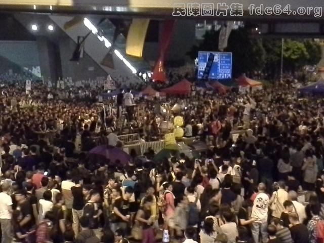 9:50pm on 2014.10.11, Student leaders give speech